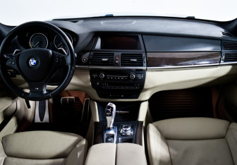 Подержанный автомобиль BMW X5 2012 года (14 фото)