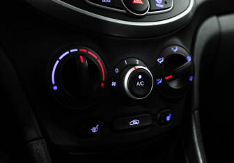 Подержанный автомобиль Hyundai Solaris Hatchback 2014 года (15 фото)