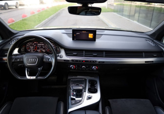 Подержанный автомобиль Audi Q7 2015 года (10 фото)