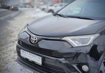 Подержанный автомобиль Toyota RAV4 2018 года (12 фото)