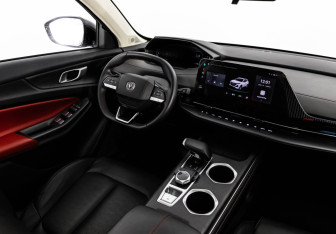 Подержанный автомобиль Changan UNI-S 2024 года (16 фото)