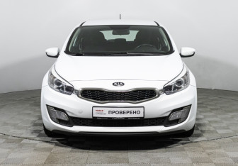 Подержанный автомобиль Kia Ceed Hatchback 2013 года (2 фото)