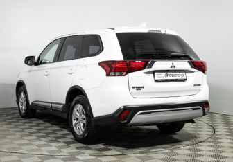Подержанный автомобиль Mitsubishi Outlander 2019 года (7 фото)