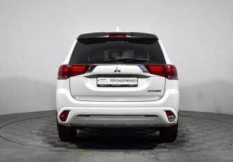 Подержанный автомобиль Mitsubishi Outlander 2022 года (6 фото)