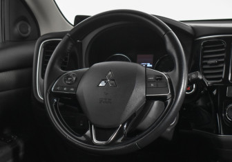 Подержанный автомобиль Mitsubishi Outlander 2018 года (14 фото)