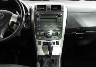 Подержанный автомобиль Toyota Corolla Sedan 2007 года (14 фото)