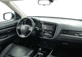 Подержанный автомобиль Mitsubishi Outlander 2017 года (12 фото)