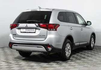 Подержанный автомобиль Mitsubishi Outlander 2019 года (5 фото)