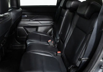 Подержанный автомобиль Mitsubishi Outlander 2020 года (10 фото)