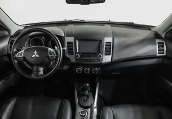 Подержанный автомобиль Mitsubishi Outlander 2012 года (10 фото)