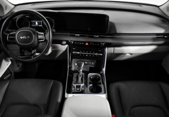 Подержанный автомобиль Kia Carnival 2023 года (17 фото)