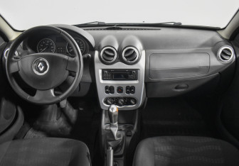 Подержанный автомобиль Renault Sandero 2013 года (12 фото)