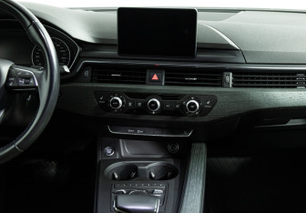 Подержанный автомобиль Audi A4 Sedan 2017 года (14 фото)