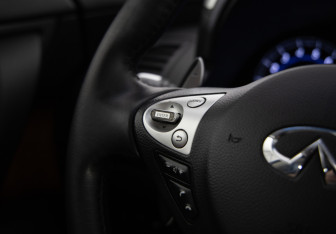 Подержанный автомобиль Infiniti QX70 2013 года (20 фото)