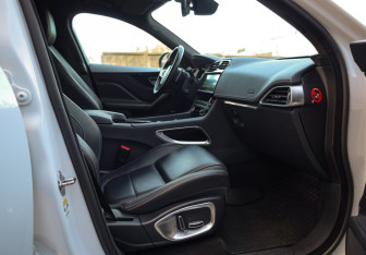 Подержанный автомобиль Jaguar F-Pace 2018 года (28 фото)