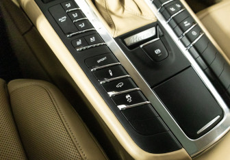 Подержанный автомобиль Porsche Macan 2014 года (21 фото)