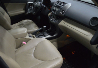 Подержанный автомобиль Toyota RAV4 2009 года (12 фото)