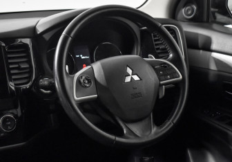 Подержанный автомобиль Mitsubishi Outlander 2013 года (11 фото)