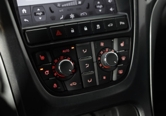Подержанный автомобиль Opel Astra Hatchback 2012 года (15 фото)