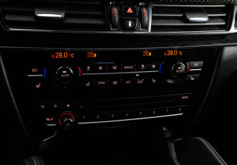 Подержанный автомобиль BMW X5 2015 года (18 фото)