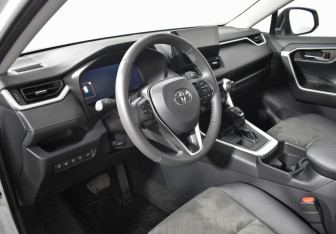 Подержанный автомобиль Toyota RAV4 2025 года (9 фото)