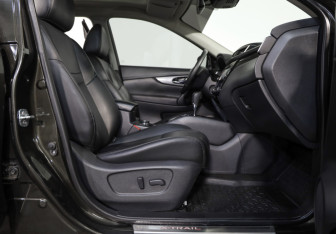 Подержанный автомобиль Nissan X-Trail 2017 года (25 фото)