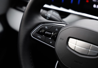 Подержанный автомобиль Geely Atlas 2024 года (13 фото)