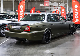 Подержанный автомобиль Jaguar XJ 2008 года (10 фото)