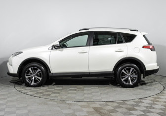 Подержанный автомобиль Toyota RAV4 2017 года (8 фото)