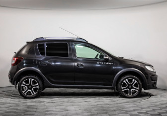 Подержанный автомобиль Renault Sandero 2017 года (4 фото)