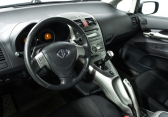 Подержанный автомобиль Toyota Auris Hatchback 2008 года (11 фото)