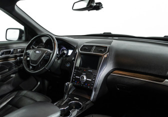 Подержанный автомобиль Ford Explorer 2018 года (9 фото)
