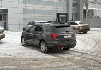 Подержанный автомобиль Ford Explorer 2018 года (6 фото)