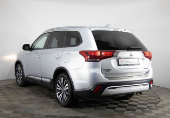 Подержанный автомобиль Mitsubishi Outlander 2019 года (7 фото)