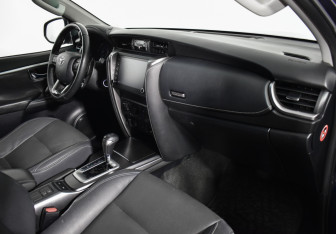 Подержанный автомобиль Toyota Fortuner 2021 года (12 фото)