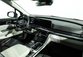 Подержанный автомобиль Kia Carnival 2023 года (9 фото)