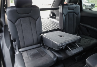 Подержанный автомобиль Audi Q7 2016 года (33 фото)