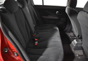 Подержанный автомобиль Nissan Tiida Hatchback 2010 года (11 фото)