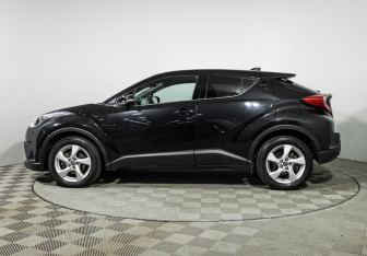 Подержанный автомобиль Toyota C-HR 2019 года (8 фото)