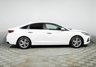 Подержанный автомобиль Hyundai Sonata 2019 года (4 фото)