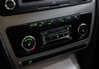 Подержанный автомобиль Skoda Octavia Liftback 2009 года (14 фото)