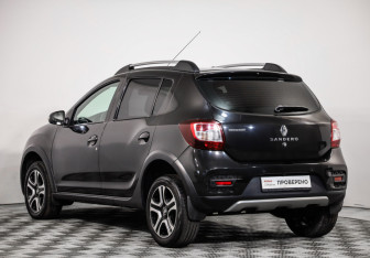 Подержанный автомобиль Renault Sandero 2017 года (7 фото)