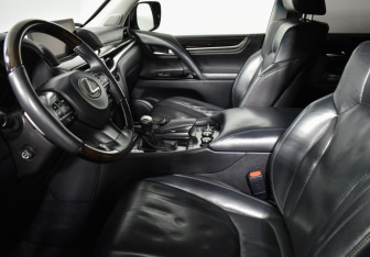 Подержанный автомобиль Lexus LX 2015 года (10 фото)