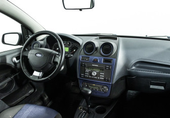 Подержанный автомобиль Ford Fiesta Hatchback 2008 года (9 фото)