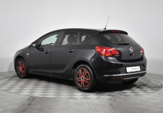 Подержанный автомобиль Opel Astra Hatchback 2013 года (7 фото)