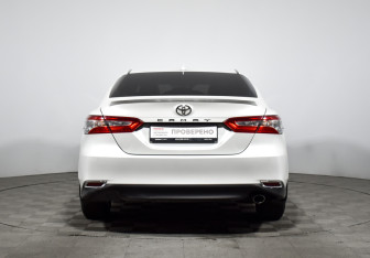 Подержанный автомобиль Toyota Camry Sedan 2018 года (6 фото)