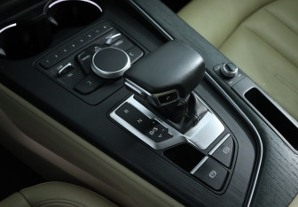 Подержанный автомобиль Audi A4 Sedan 2016 года (20 фото)