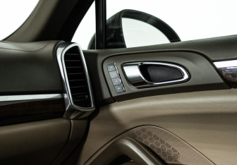 Подержанный автомобиль Porsche Cayenne 2010 года (19 фото)