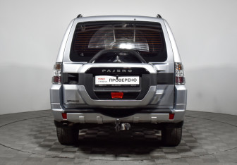 Подержанный автомобиль Mitsubishi Pajero 2014 года (6 фото)