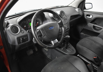 Подержанный автомобиль Ford Fiesta Hatchback 2007 года (9 фото)